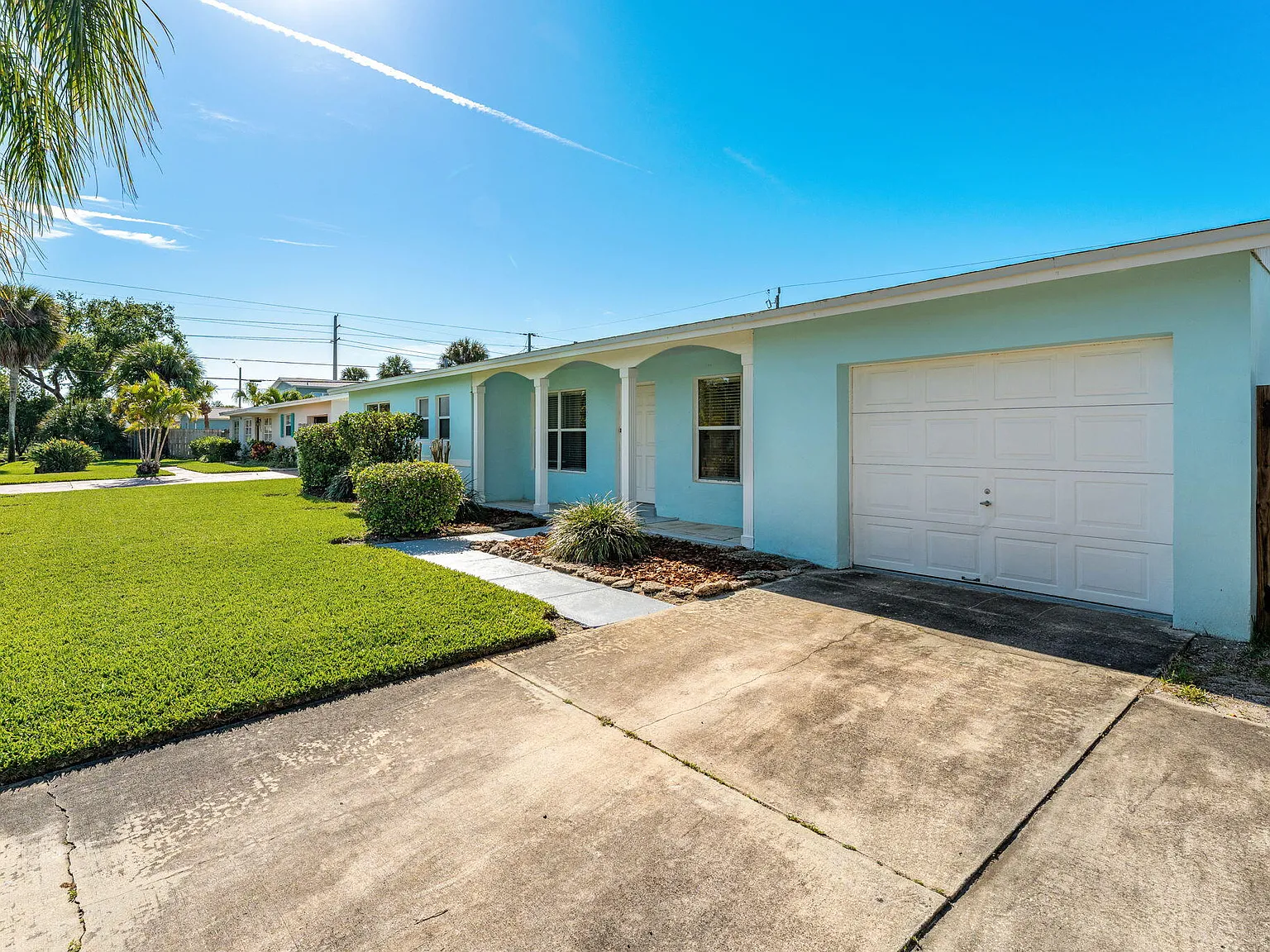 3 bed, 2.0 bath, 1156 sqft, $2,500 — Photo 2