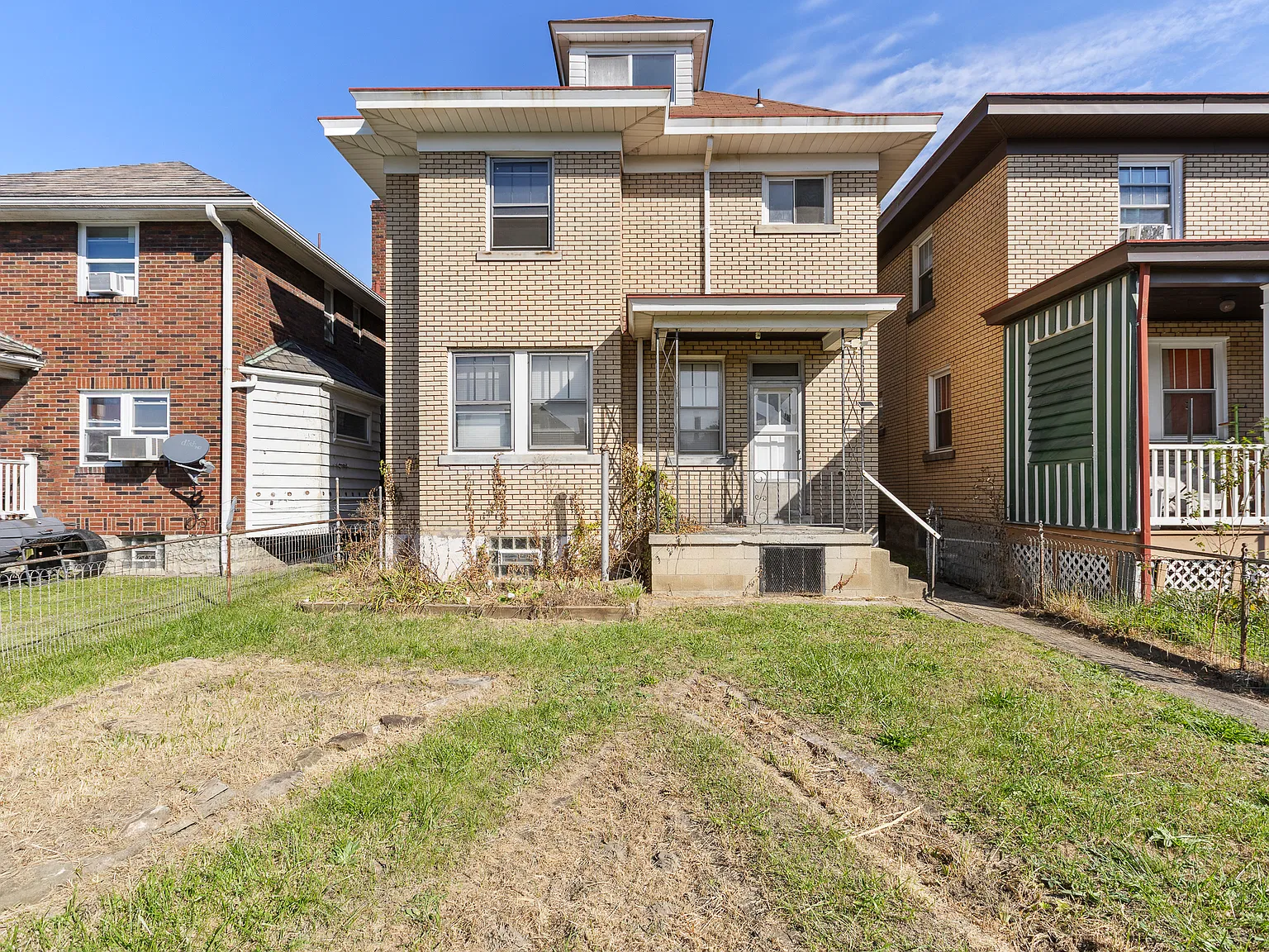 Spacious 5 bedroom home iwth original character and brand new kitchen — Photo 4