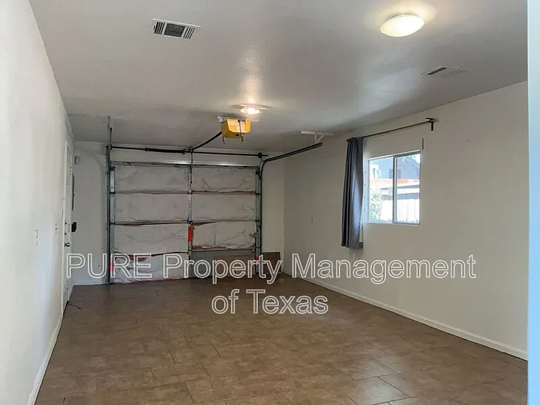 2517 E 4th St — Photo 25