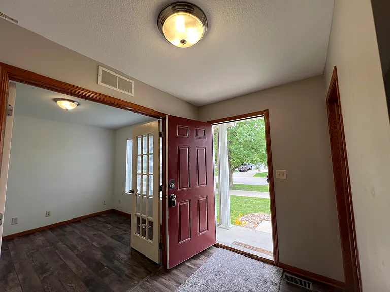 480 SE Waco Pl — Photo 6