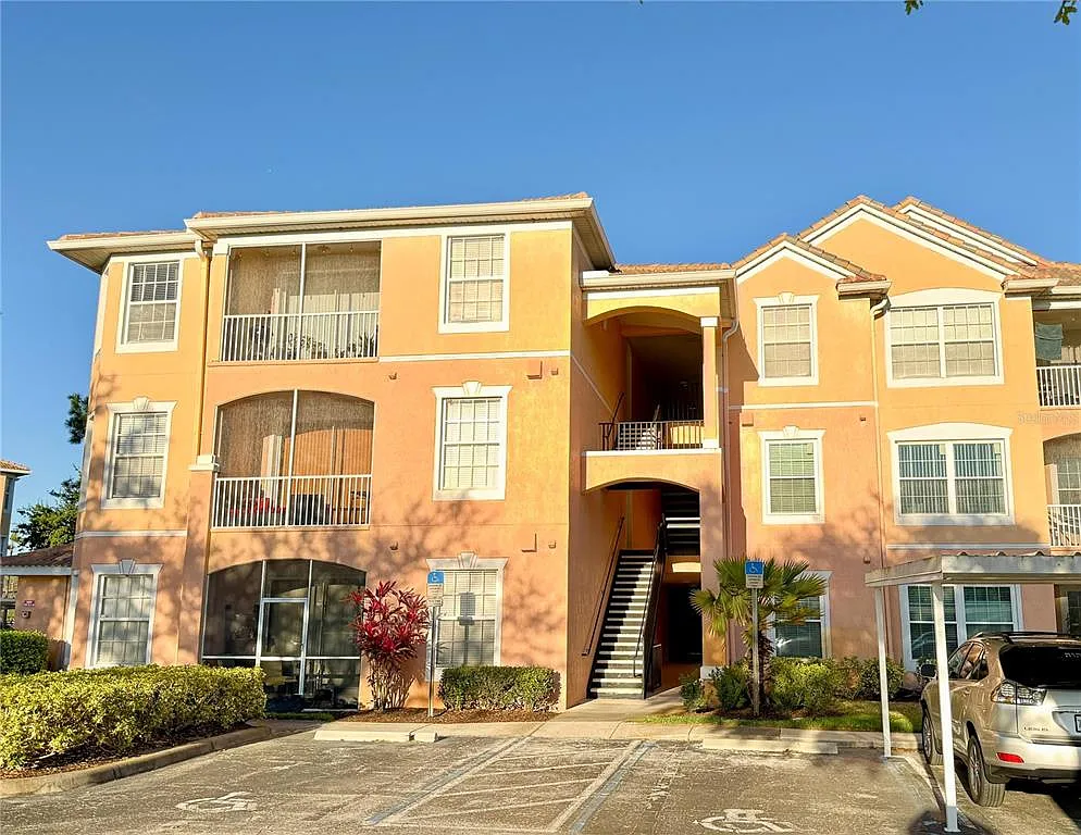 3 bed, 2.0 bath, 1276 sqft, $2,100 — Photo 1
