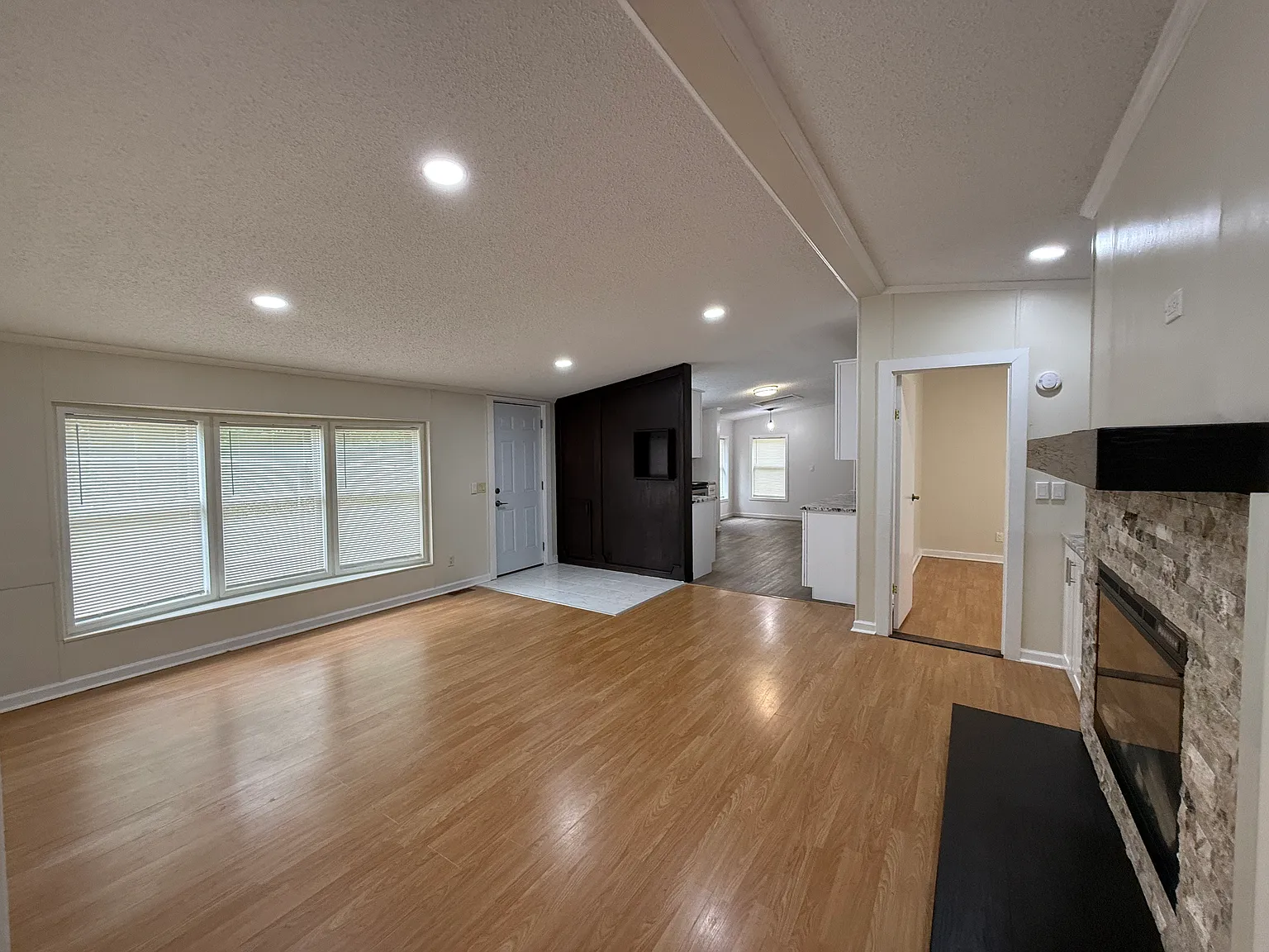 3 bed, 1290 sqft, $2,200 — Photo 4