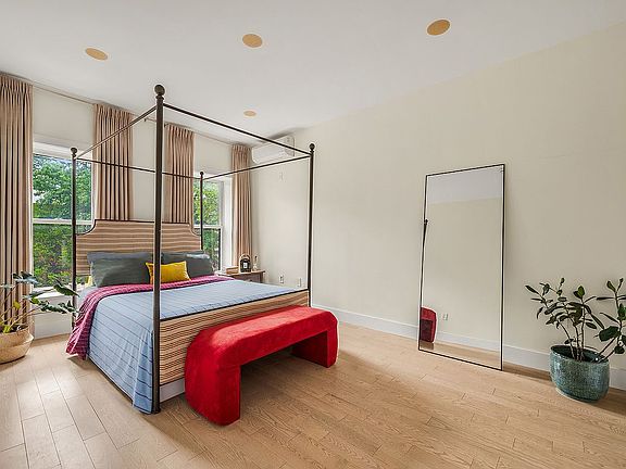 4th image of 451 Hancock St