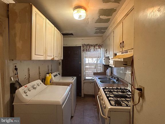 4th image of 2913 Royden St