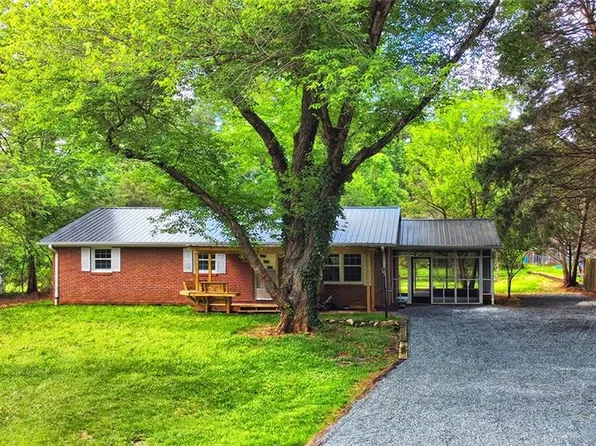 6429 Harrell Dr, Pfafftown, NC 27040