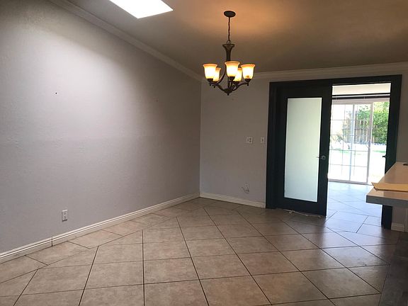 5th image of 27408 Crossglade Ave