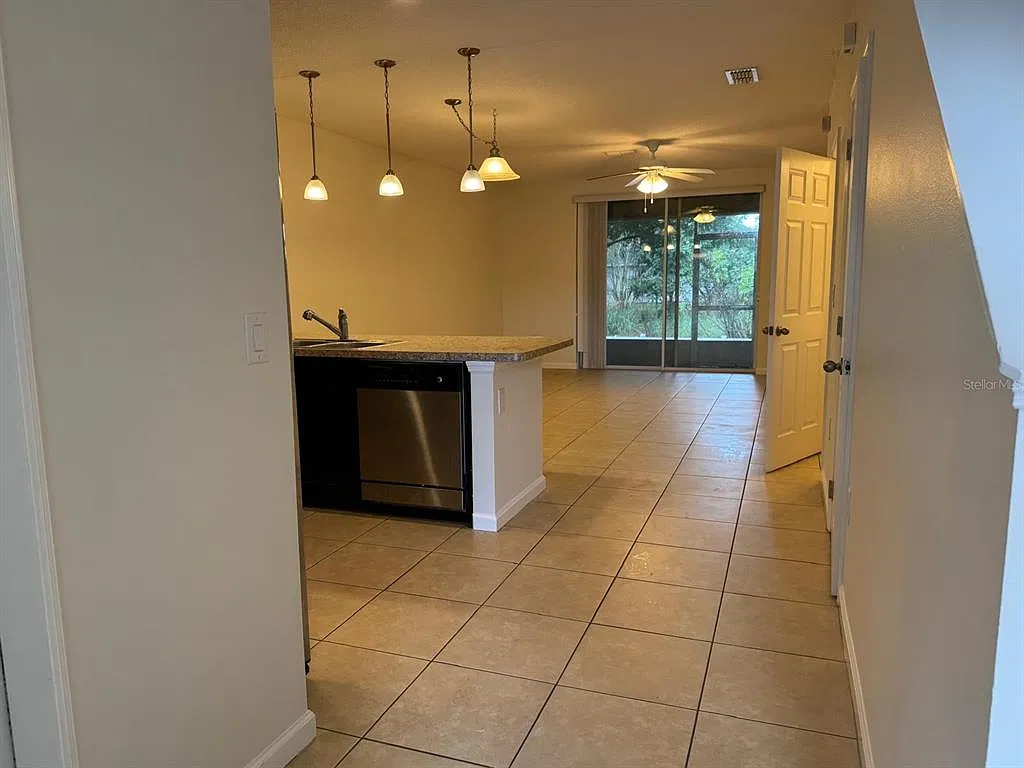 3 bed, 2.5 bath, 1539 sqft, $2,100 — Photo 3