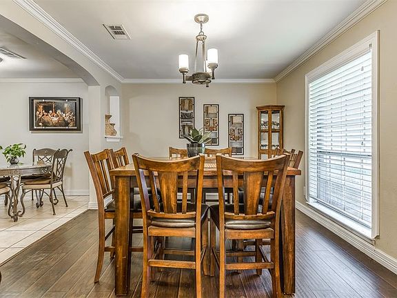 4th image of 2106 Warwick Dr