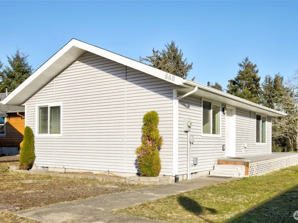 640 Island Circle SE, Ocean Shores, WA 98569