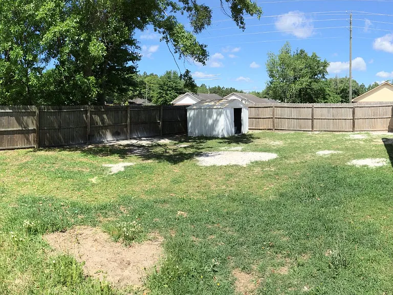 2528 Cove St — Photo 2
