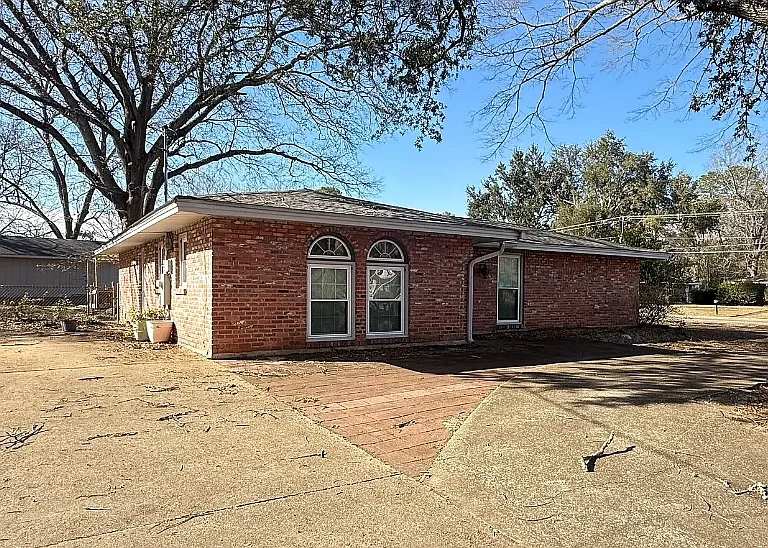 341 N Burbank Dr — Photo 3