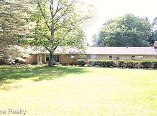 1615 Glengary Rd, Wolverine Lake, MI 48390
