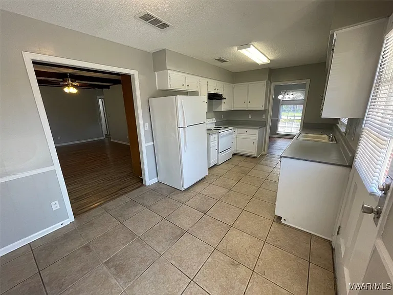 3925 Strathmore Dr — Photo 10
