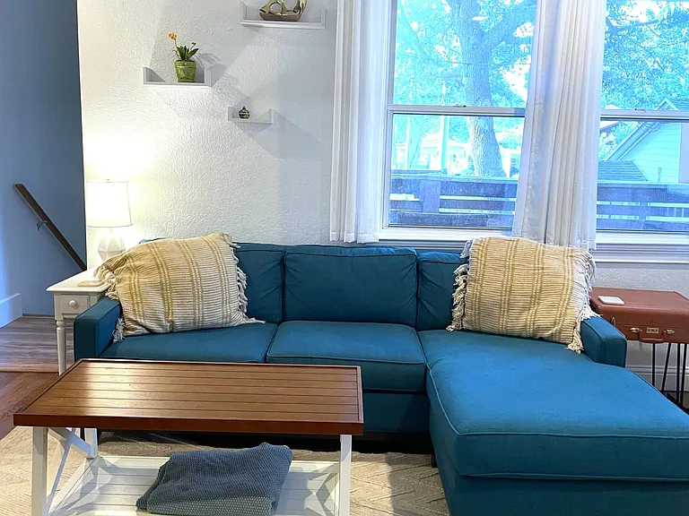 541 Myra St — Photo 3