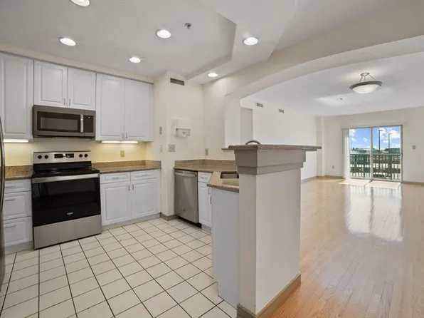 175 Cottage St APT 615, Chelsea, MA 02150