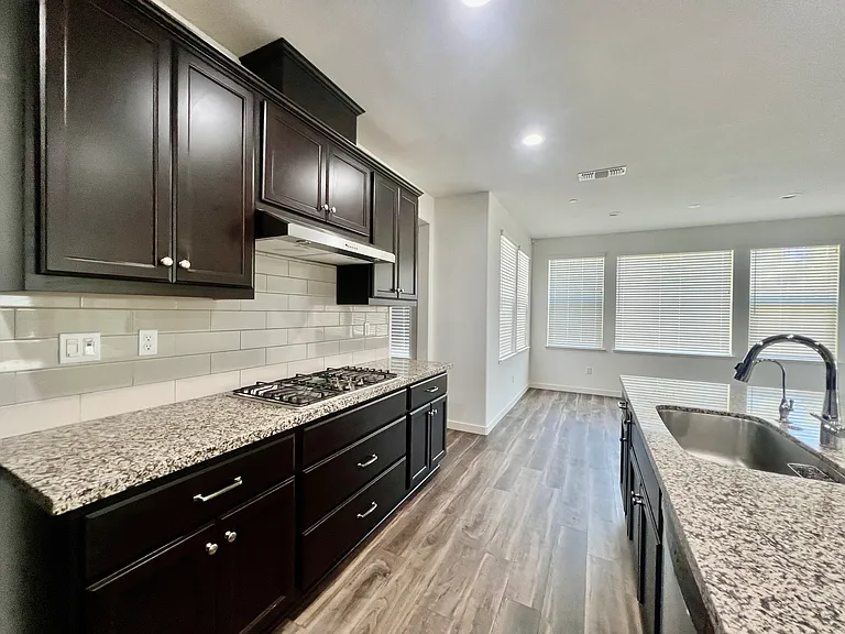 304 E Angelina Ave — Photo 13