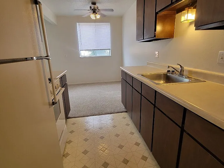 1316-1325 Southwestern Dr — Photo 16