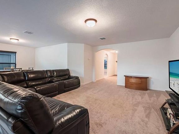 5th image of 620 Chatham Walk Dr