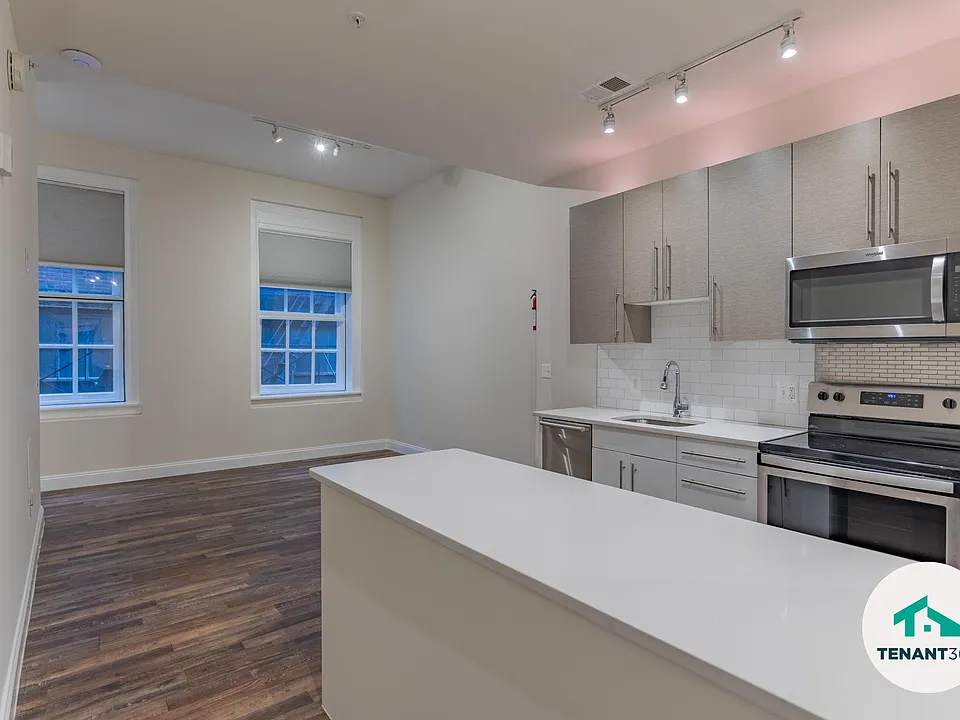 8 E Fayette St #304