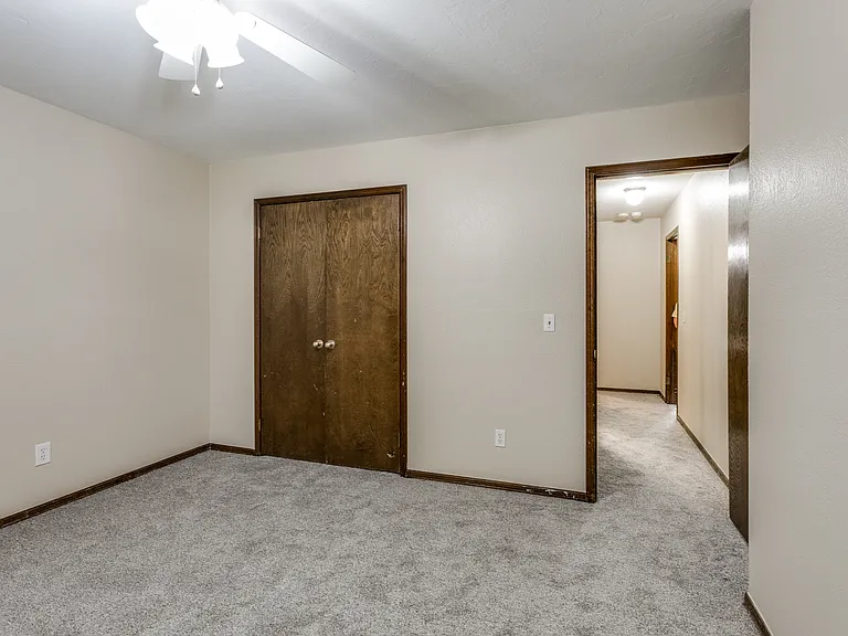 201 W Parkland Dr — Photo 12