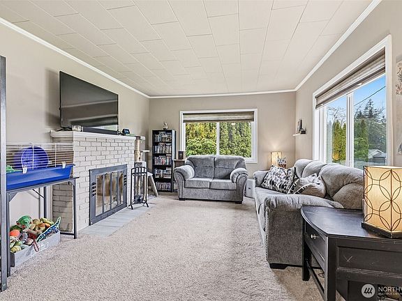 2nd image of 2201 Holcomb Loop Rd