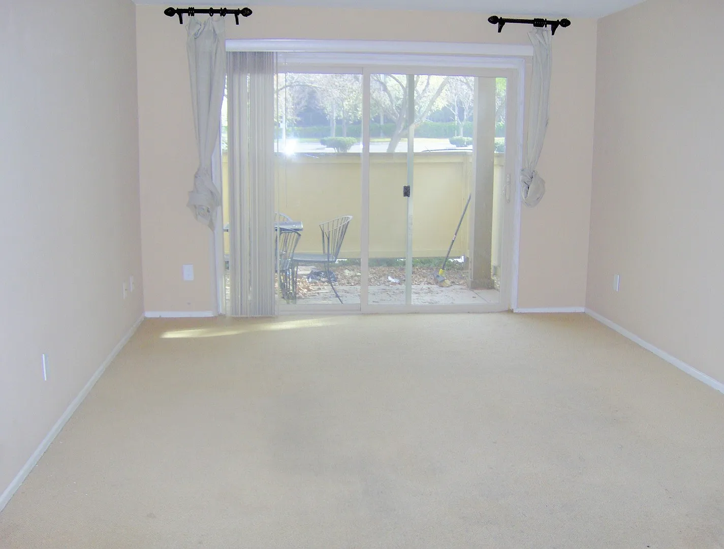 "2 Bedroom Condo Near UCR | 1114 Blaine St #101 Riverside". — Photo 3