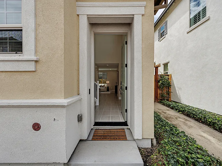 464 E Yarrow Pl — Photo 5