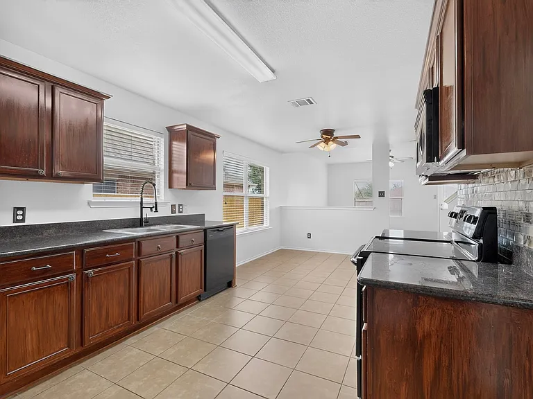 2123 Meadow View Dr — Photo 23
