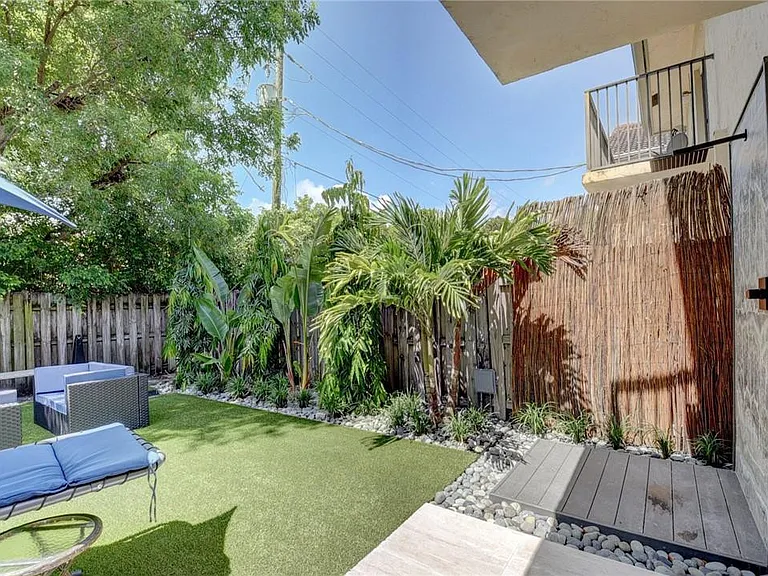 246 Avenue L — Photo 32