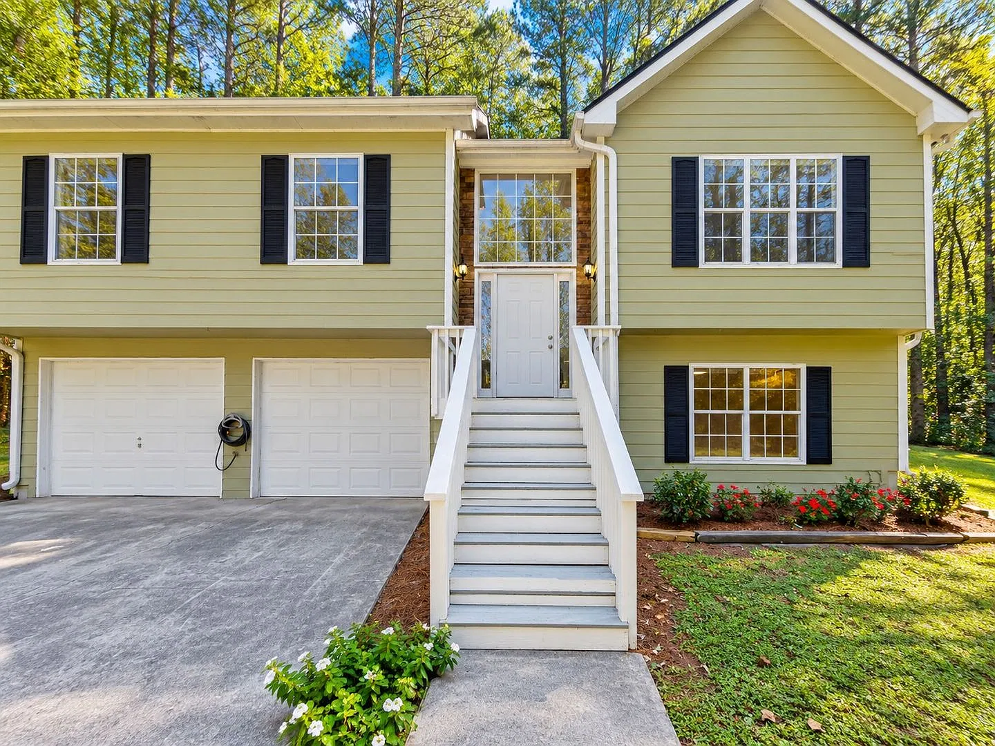 Beautifully Updated Acworth Retreat on Private Wooded Cul-de-Sac Lot — Photo 4