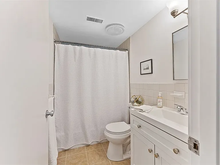 Full Bath - Secondary Bedroom