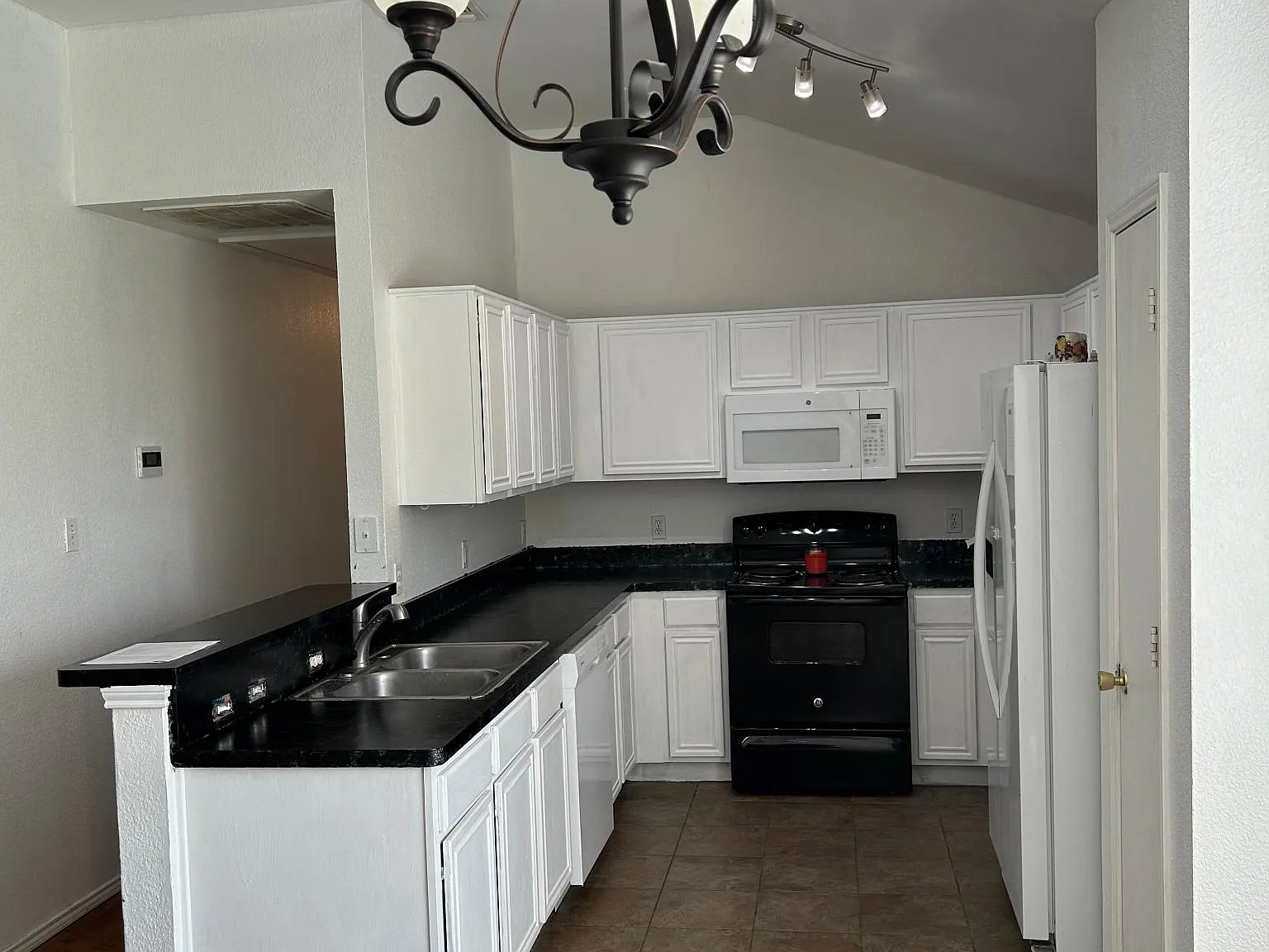 3 bed, 1182 sqft, $1,800 — Photo 4