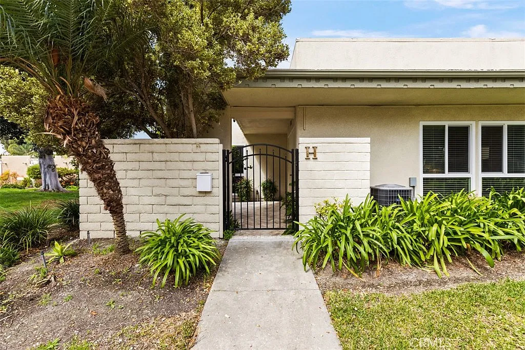 2 bed, 866 sqft, $2,900 — Photo 1
