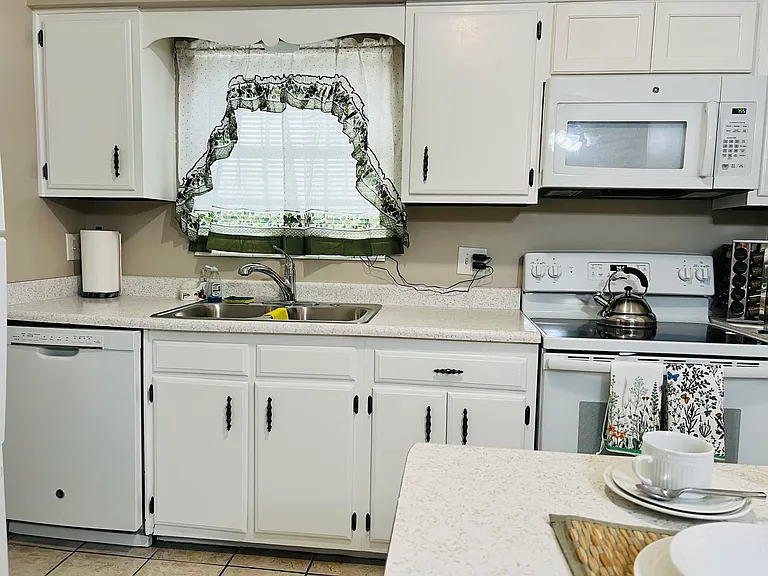 1100 E Caroline St — Photo 5