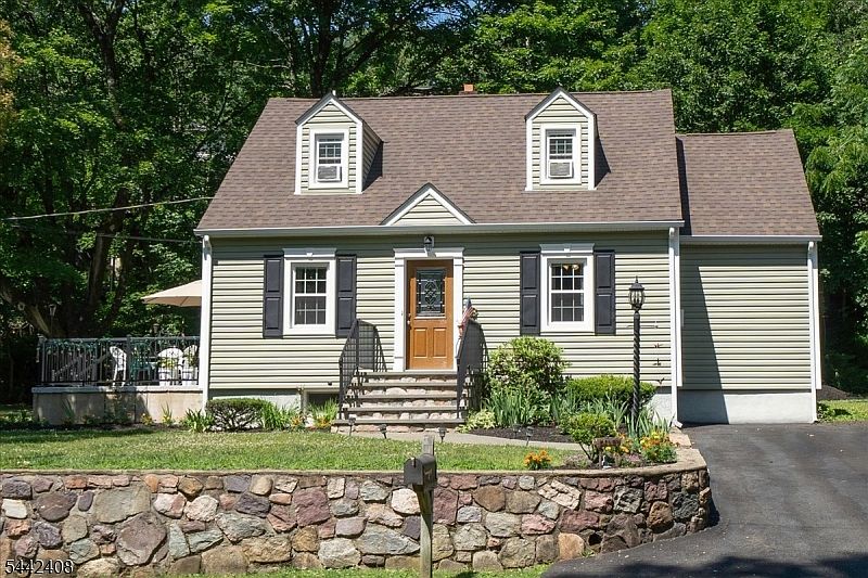 1st image of 46 Lakeside Dr