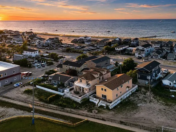 10-21 Bayside St, Breezy Pt, NY 11697