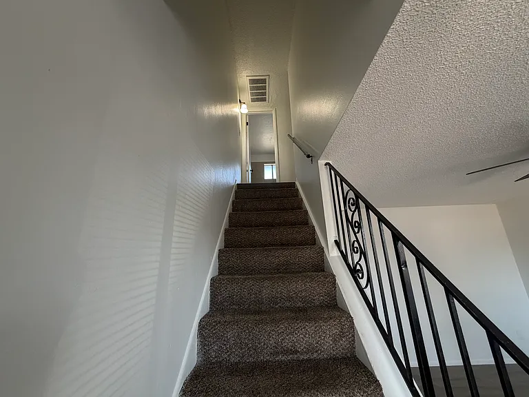 901 E Claremont St #4 — Photo 15