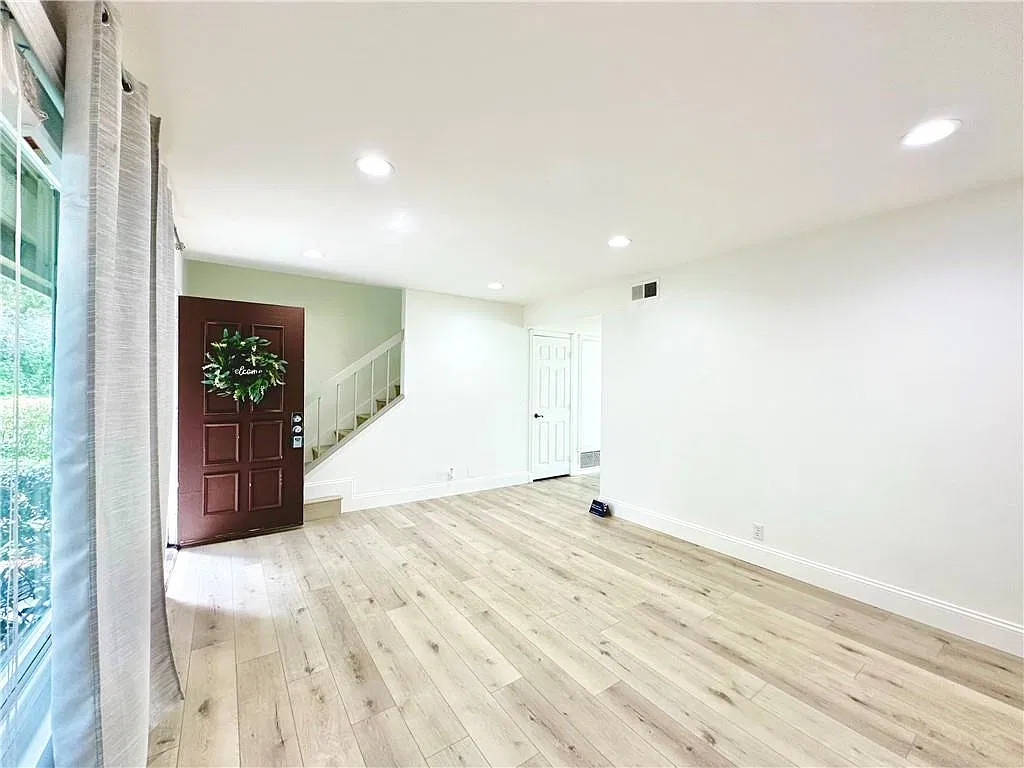 3 bed, 1109 sqft, $4,000 — Photo 4