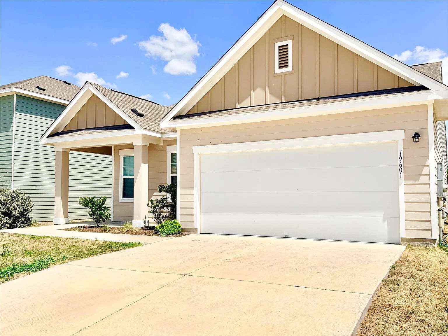 3 bed, 2.0 bath, 1438 sqft, $2,000 — Photo 2
