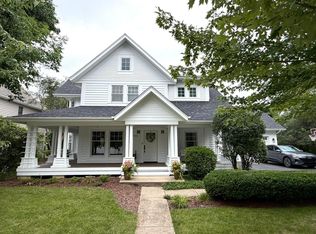 40W040 Carl Sandburg Rd, St Charles, IL 60175