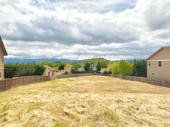 5633 Fallbrook Ln, Medford, OR 97504
