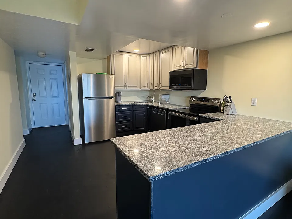 7101 Ridgewood Ave #205