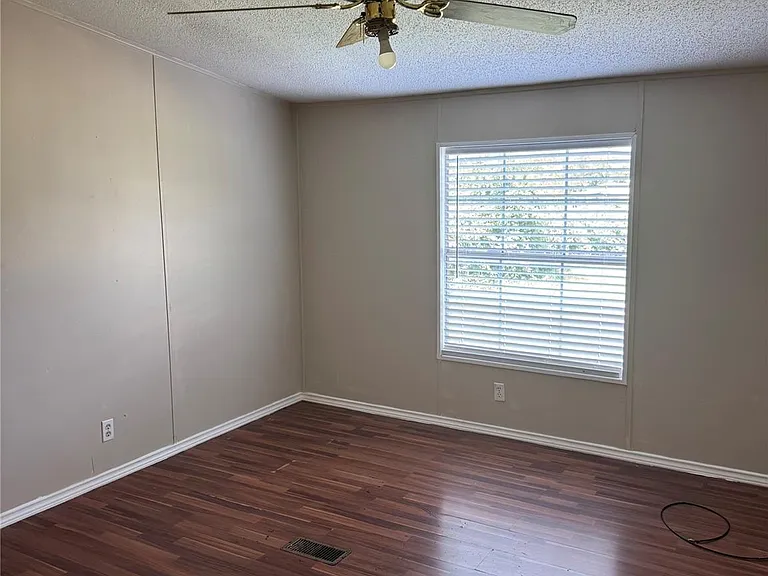 307 Ella Ln — Photo 4