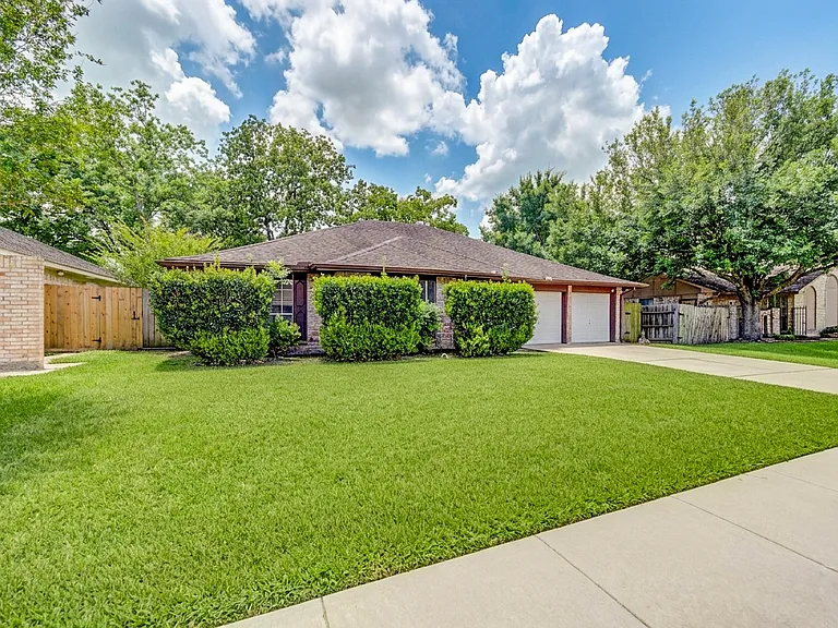2427 Ridgemont Dr — Photo 4