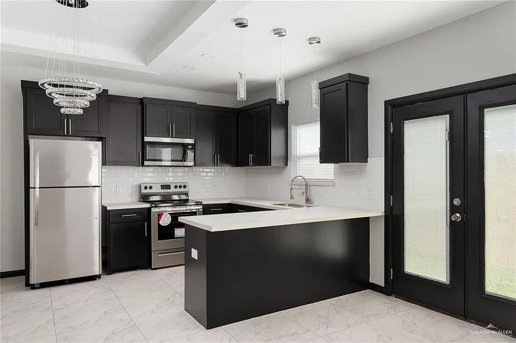 3 bed, 2.0 bath, 1040 sqft, $1,050 — Photo 2