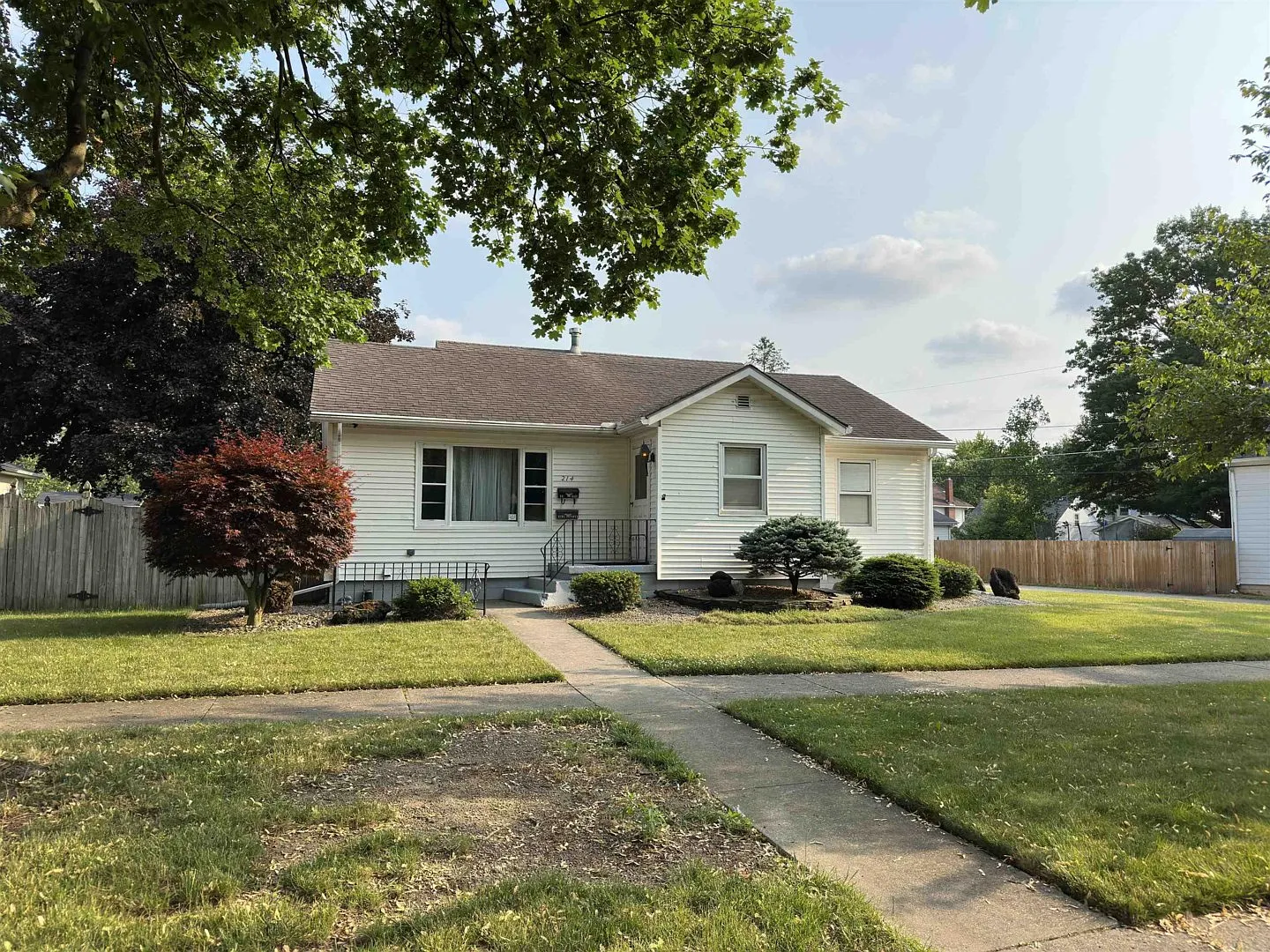 214 E Grove St photo 1