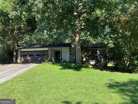 2nd image of 215 Lakeland Ct