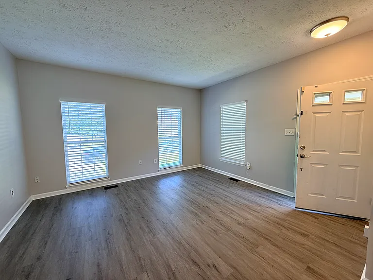 235 Eisenhower Ct — Photo 4