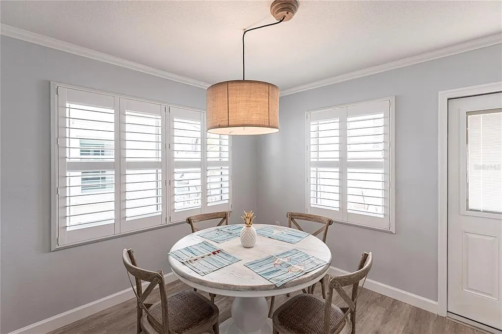 1 bed, 1.5 bath, 696 sqft, $5,970 — Photo 4