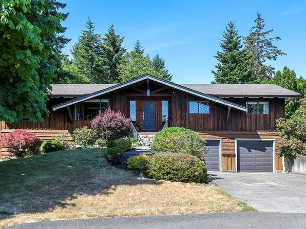 611 Crestview Dr, Comox, BC V9M 3E6